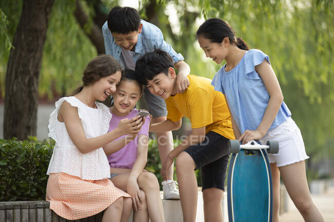 Jugendliche nutzen Smartphone im Freien — Stockfoto