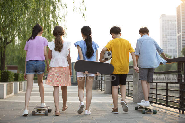 Adolescentes se divertindo ao ar livre — Fotografia de Stock