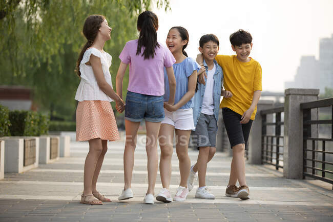 Teenagers having fun outdoors — Stock Photo