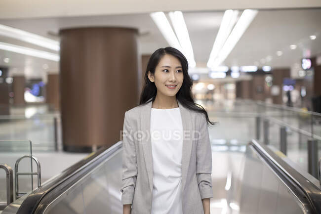 Chinese businesswoman walking at subway station — Stock Photo
