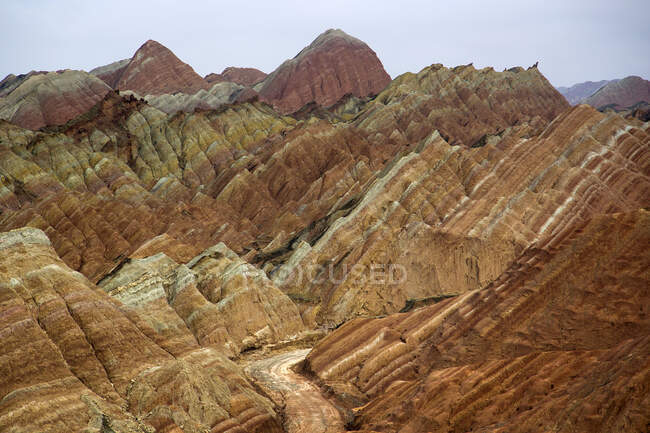 Vista de las rocas rayadas en zhangye, china - foto de stock
