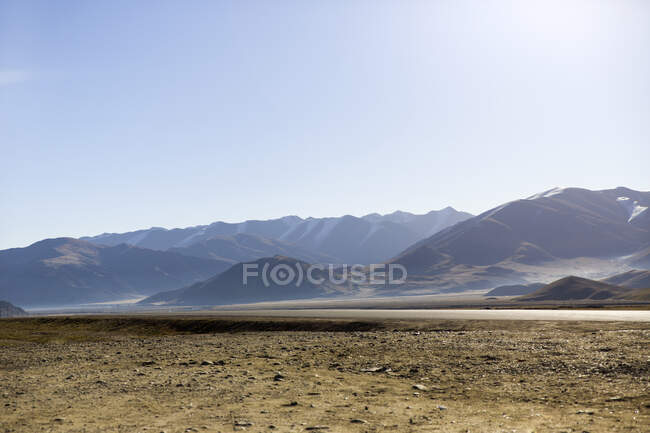 Сонце освітлювало гори і блакитне небо в Тибеті (Китай). — стокове фото