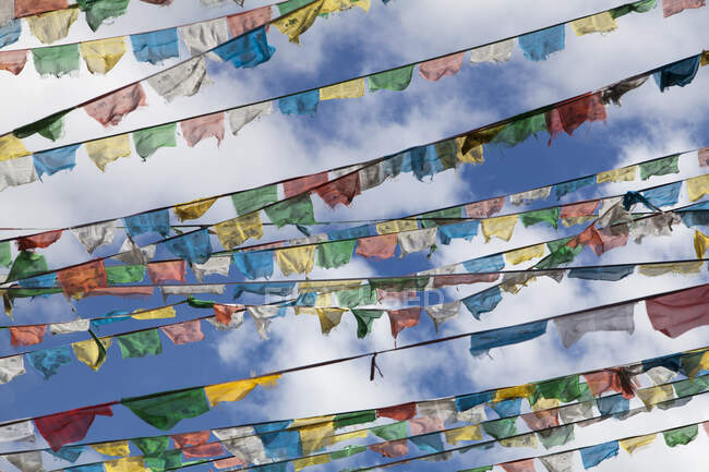 Banderas de oración en Tíbet, China - foto de stock