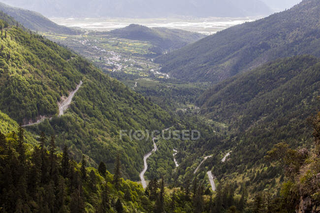 Mountains covered in greenery and roads, Tibet, China — Stock Photo