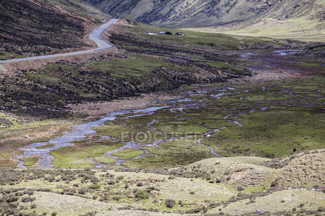 Дорога в горной местности в Тибете, Китай — стоковое фото