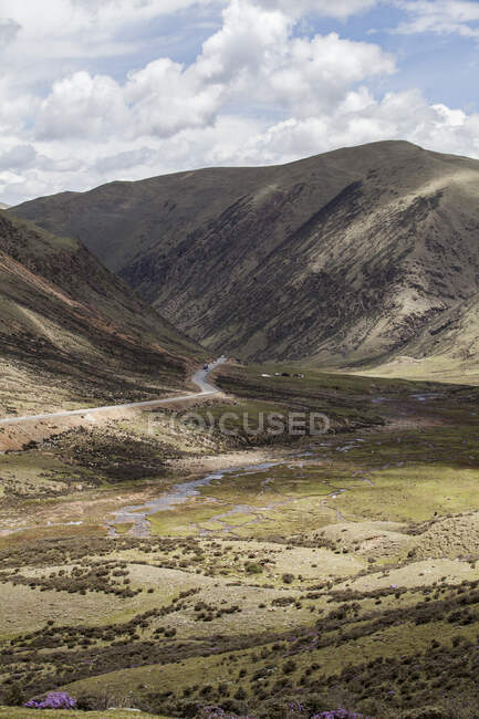 Carretera en escena montañosa en el Tíbet, China - foto de stock