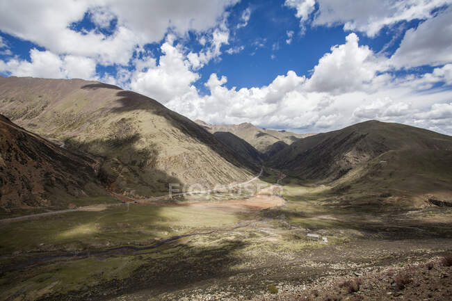 Bela paisagem montanhosa com estrada distante no Tibete, China — Fotografia de Stock
