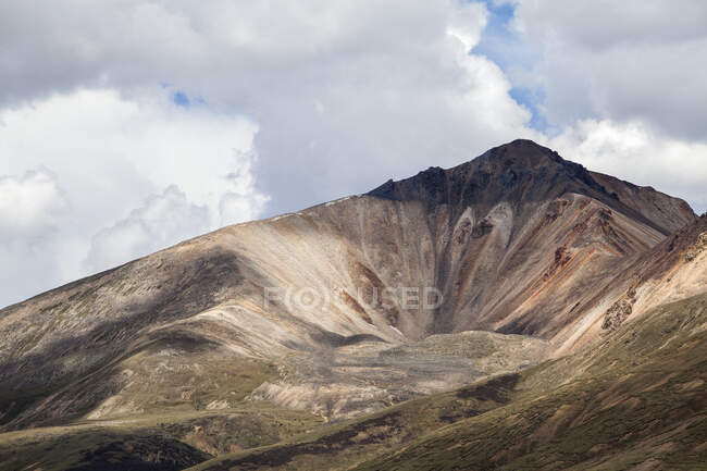 Montañas rocosas y cielo nublado en el Tíbet, China - foto de stock