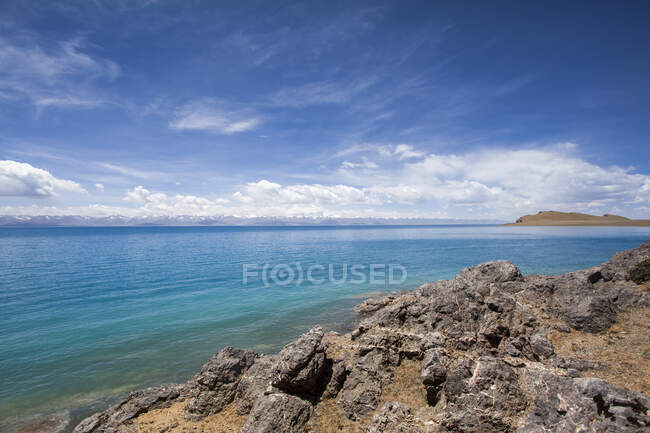 Lago Namu con cielo blu nuvoloso in Tibet, Cina — Foto stock