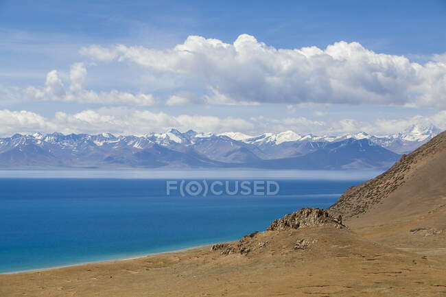 Namu Lake with snowy Tibet mountains, China — Stock Photo