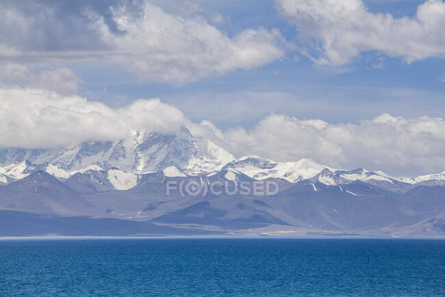 Lago Namu con montañas nevadas del Tíbet, China - foto de stock