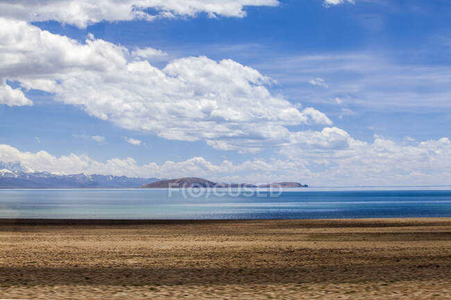 Lac Namu avec ciel nuageux bleu au Tibet, Chine — Photo de stock