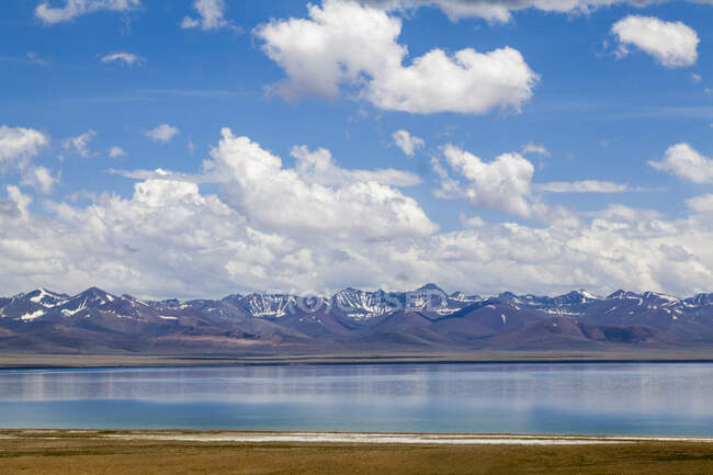 Namu-See mit schneebedeckten Bergen in Tibet, China — Stockfoto