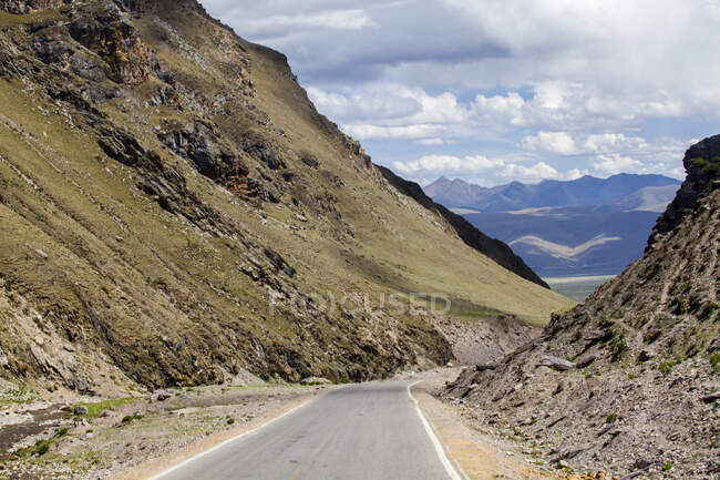 Vista da estrada vazia nas montanhas do Tibete, China — Fotografia de Stock