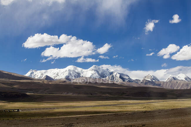 Montañas nevadas del Tíbet picos en la luz del sol brillante, China - foto de stock
