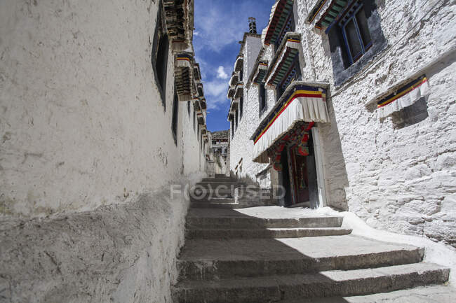 Edificios complejos del Monasterio Drepung en el Tíbet, China - foto de stock