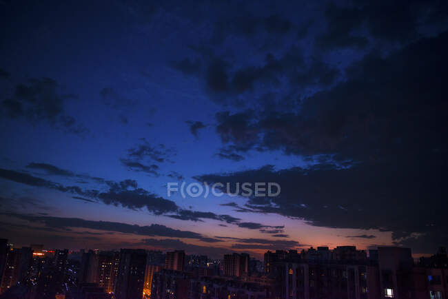 Cielo del atardecer sobre edificios en Beijing, China - foto de stock