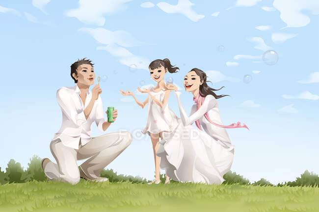 Família soprando bolhas no campo verde com céu azul nublado — Fotografia de Stock