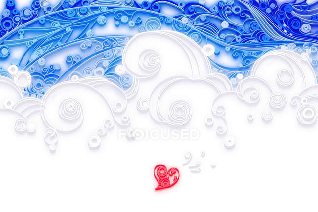 Красное сердце и облака в голубом небе — стоковое фото
