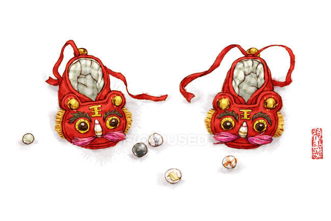 Zapatos chinos tradicionales de algodón leones con bolas aisladas sobre fondo blanco - foto de stock