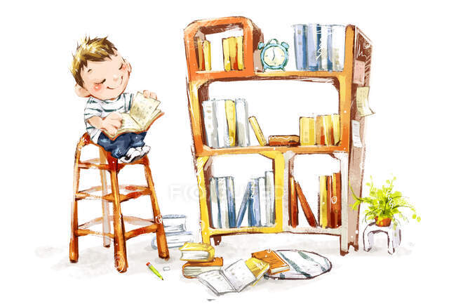 Netter Junge liest Buch sitzend auf einem hohen Stuhl neben einem Regal — Stockfoto