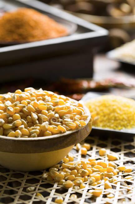 Milho kernels em tigela, close-up tiro — Fotografia de Stock