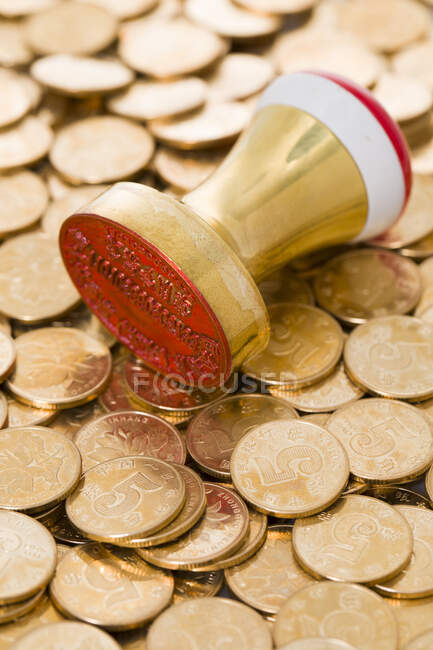 Sello de sello en las monedas, tiro de cerca - foto de stock