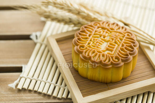 Traditioneller chinesischer Mondkuchen auf Holzteller — Stockfoto