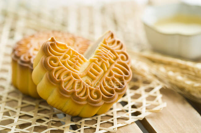 Traditional chinese Mooncakes with spikelets on table — Stock Photo