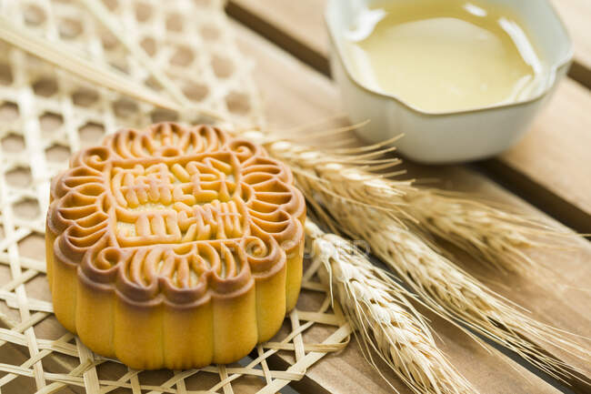 Mooncake tradizionale cinese con spikelets sul tavolo — Foto stock