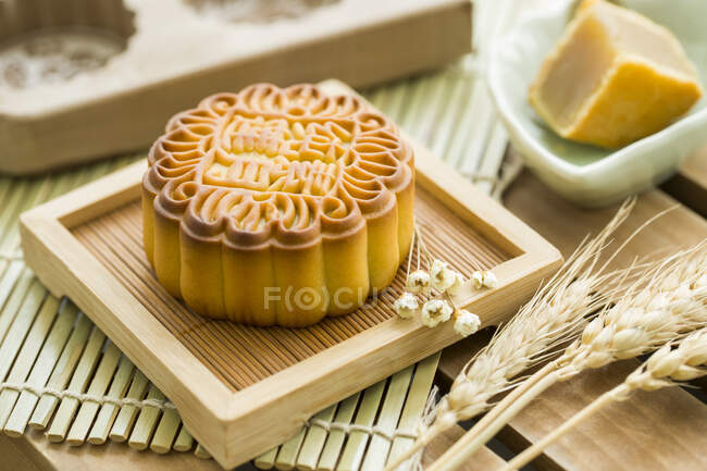 Traditional chinese Mooncake on square shaped wooden plate — Stock Photo