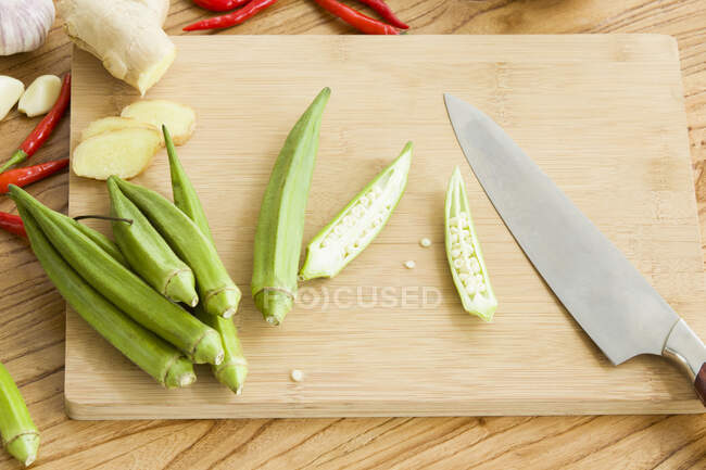 Messer mit Gemüse auf Schneidebrett, Ansicht von oben — Stockfoto