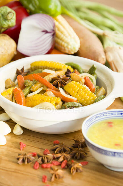 Приготовленное овощное блюдо, ингредиенты и соус на столе — стоковое фото
