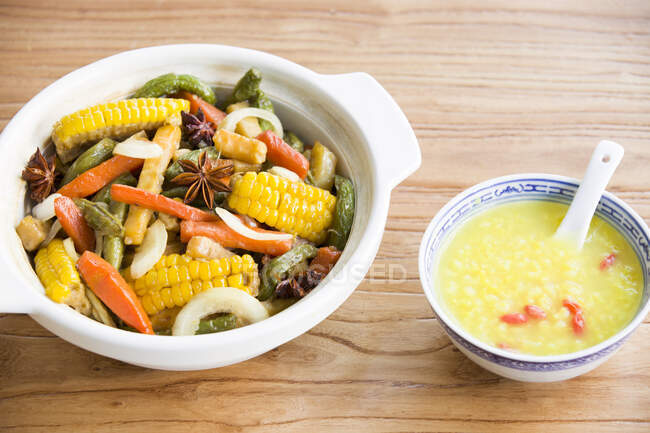 Асорті овочевої страви в мисці з соусною мискою на столі — стокове фото