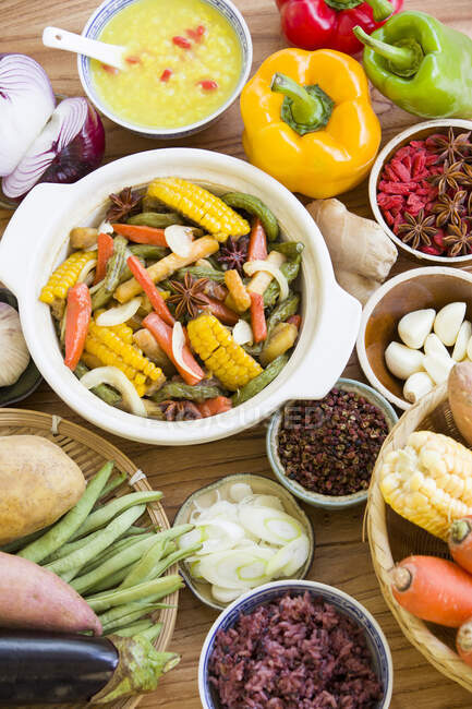 Légumes variés et plat de légumes cuits sur la table — Photo de stock