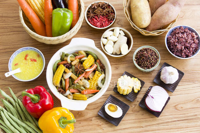 Assortiment de légumes plat cuit avec des ingrédients sur la table — Photo de stock