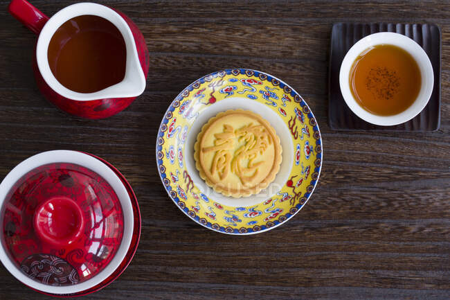 Top view of tea ceremony, mooncake with cups — Stock Photo