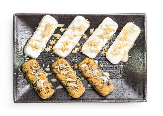 Китайские рисовые торты подаются на тарелке изолированы на белом фоне — стоковое фото