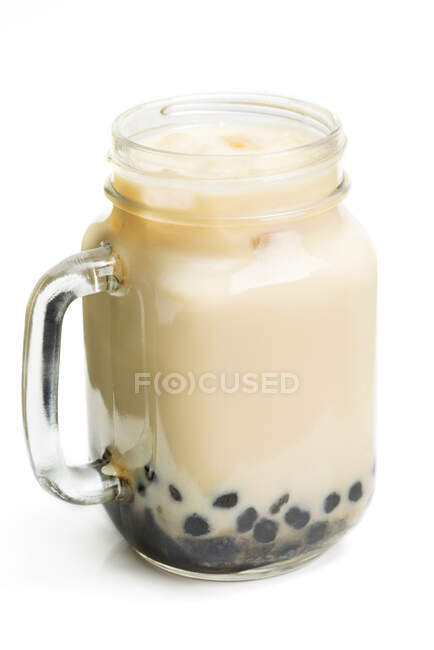 Thé au lait avec tapioca dans une tasse en verre — Photo de stock
