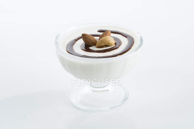 Крем-десерт Blancmange у скляній чашці ізольований на білому фоні — стокове фото