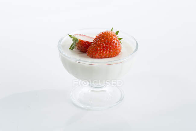 Blancmange Sahnedessert in Glasschale isoliert auf weißem Hintergrund — Stockfoto