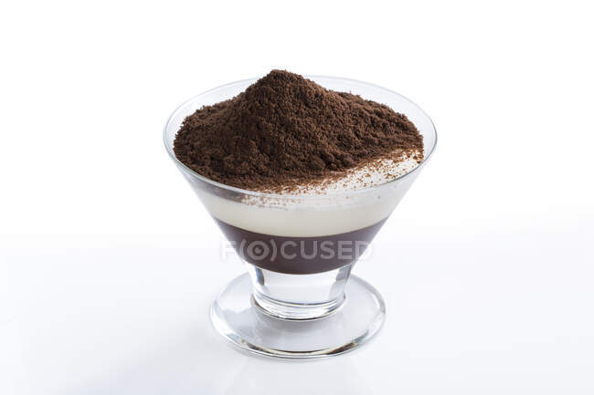 Десерт Blancmange крем в стеклянной чашке изолированы на белом фоне — стоковое фото