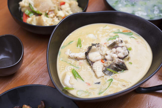 Zuppa di pesce cinese servita in ciotola — Foto stock