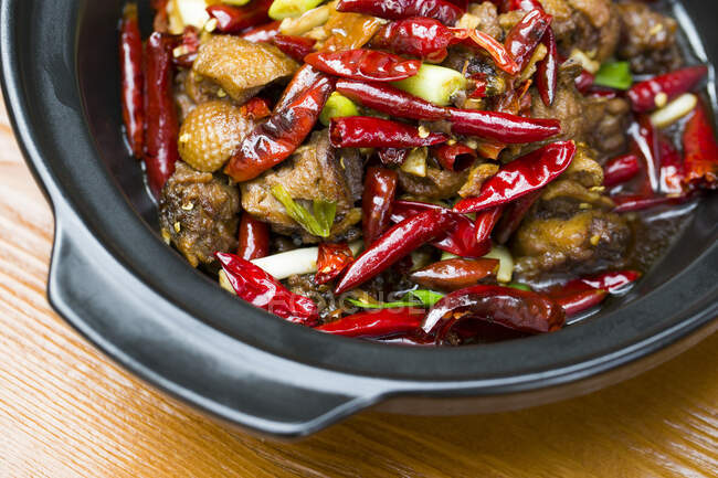 Chinesische Küche, Rindfleisch mit Chili in Schüssel, Nahaufnahme — Stockfoto