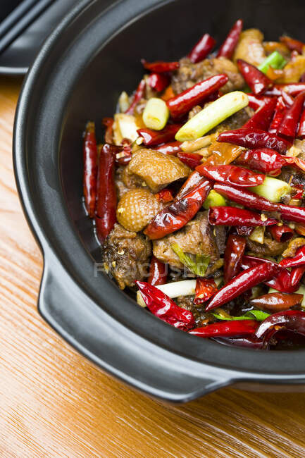 Plat chinois, poulet épicé en pot — Photo de stock