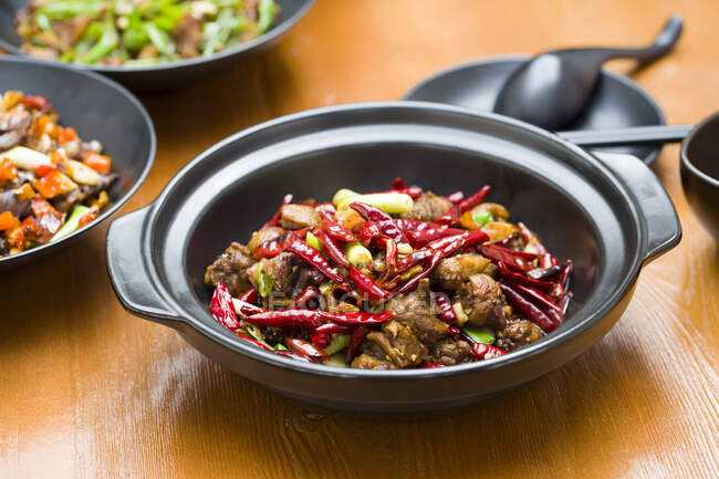 Cuisine chinoise, poulet épicé au chili servi dans un bol — Photo de stock