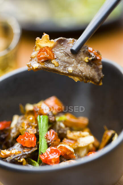 Cocina china, carne de res con chile - foto de stock