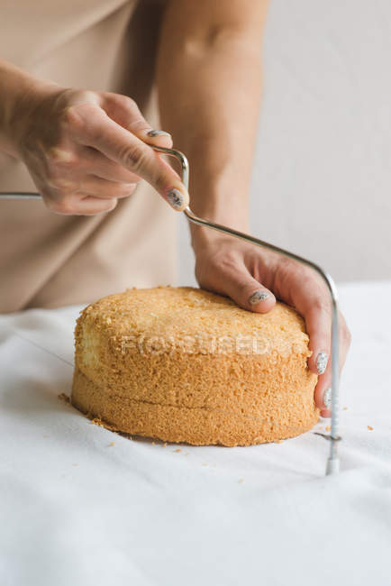 Pastry chef preparing naked wedding birthday cake. Candy maker decorating rustic layer homemade cake with cream. Selective focus. Piece of cake. Vegan raw cake. — Stock Photo