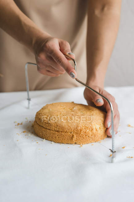 Chef pâtissier préparant gâteau d'anniversaire de mariage nu. Candy maker décoration rustique couche gâteau fait maison avec de la crème. Concentration sélective. Un morceau de gâteau. Gâteau cru végétalien . — Photo de stock