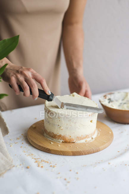 Pastelero preparando pastel de cumpleaños de boda desnudo. Candy maker decorando pastel casero de capa rústica con crema. Enfoque selectivo. Pedazo de pastel. Pastel crudo vegano . - foto de stock